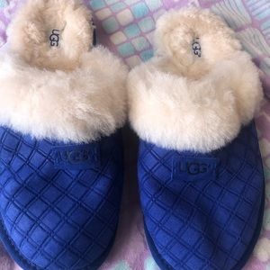 Ugg slippers women blue excellent condition 💯